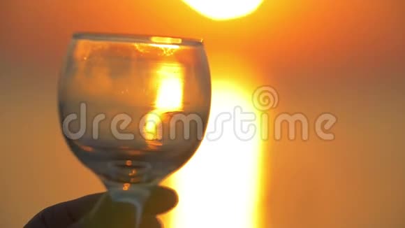 在日落时将水倒入玻璃中视频的预览图