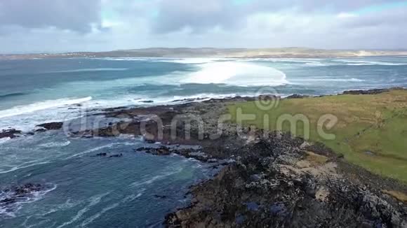 迪米特滕的惊人海岸线靠近阿尔达拉郡多尼加尔爱尔兰威尔德大西洋路视频的预览图