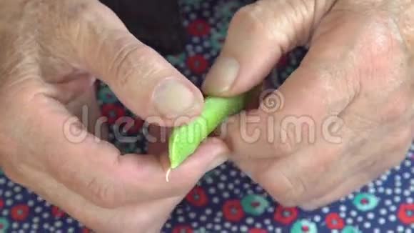 老手剥绿豌豆视频的预览图