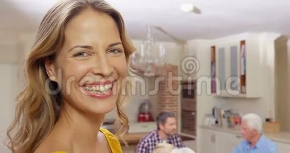 微笑的女人把鸡肉放在桌子上视频的预览图