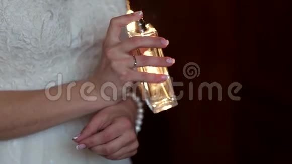 新娘在手腕上喷香水专注于手和香水瓶视频的预览图