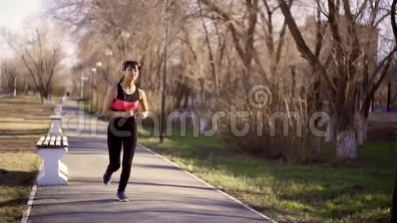 春天女孩在公园里跑步视频的预览图