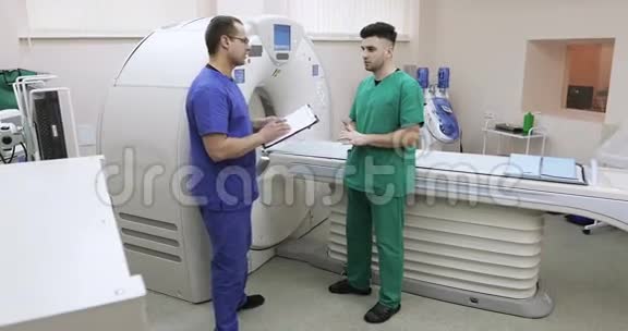 4K两位医生在一个有CT扫描仪的房间里视频的预览图
