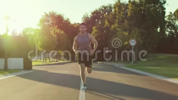健身男子在夏天早上在公园慢跑体育男子训练项目视频的预览图