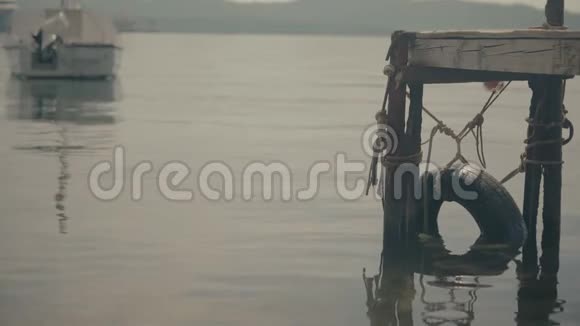老码头码头的河流水在波克闪闪发光美丽的自然背景视频的预览图