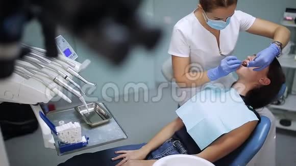 牙科检查牙医检查一个女人是否有蛀牙视频的预览图