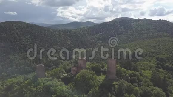 阿尔萨斯科尔马附近三座城堡的废墟空中无人机视野视频的预览图