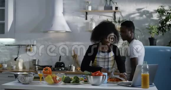 一对夫妇一起在厨房准备食物视频的预览图