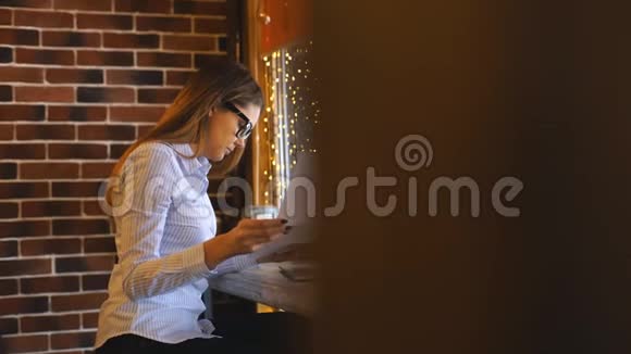 年轻的女商人坐在咖啡馆里学习文件视频的预览图