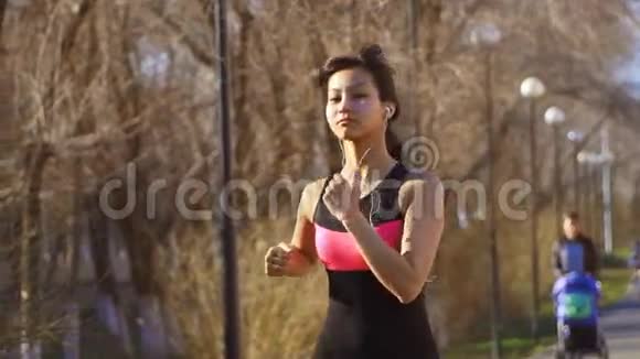 春天女孩在公园里跑步视频的预览图