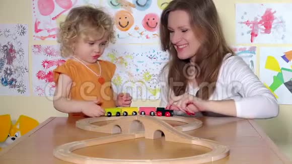 快乐的孩子和妈妈玩玩具火车视频的预览图