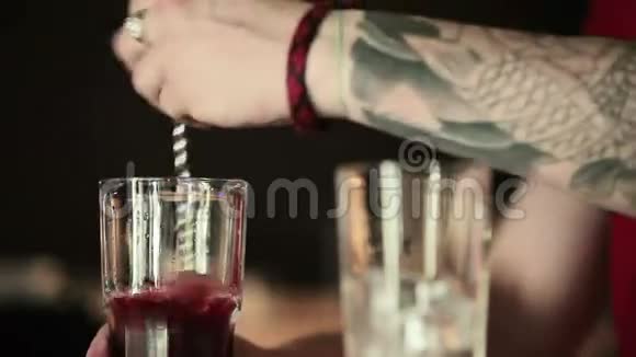 酒保把杯子里的东西混合在一起视频的预览图