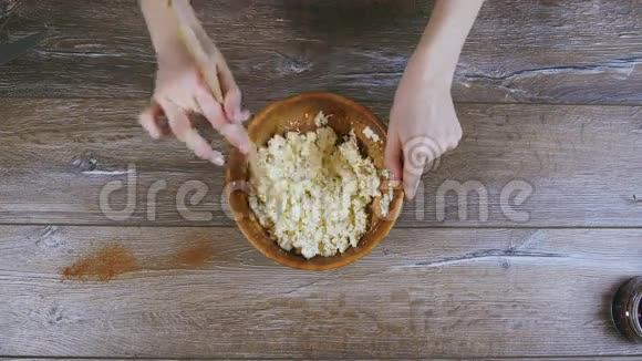 女人手搅动豆腐视频的预览图