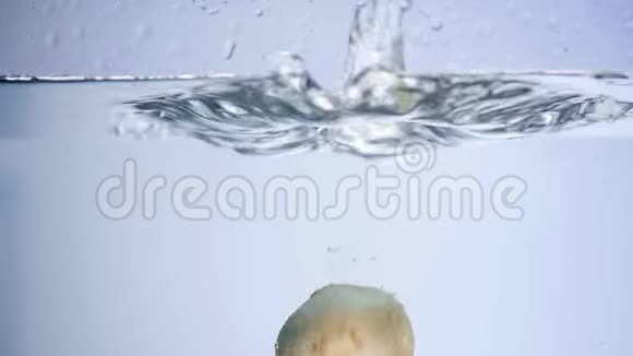 蘑菇落入水中用于烹饪视频的预览图