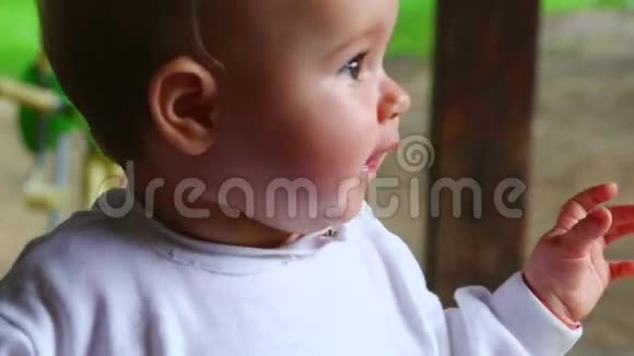 自然界中快乐的女婴视频的预览图