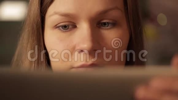 悲伤的女孩在做平板电脑特写然后她得到了好消息和微笑视频的预览图