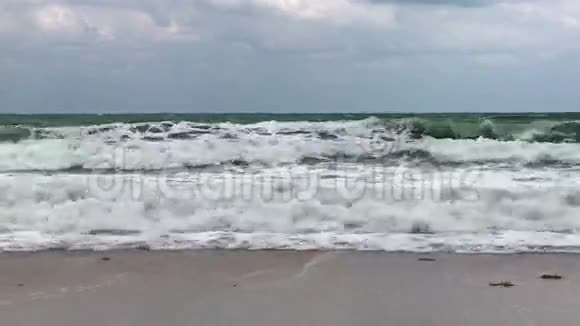 海洋风暴波海洋喷在海滩上视频的预览图
