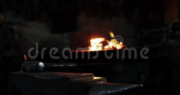 在铁杆上工作的铁匠的中段视频的预览图