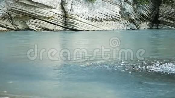 山河和岩石美丽的峡谷复制空间视频的预览图