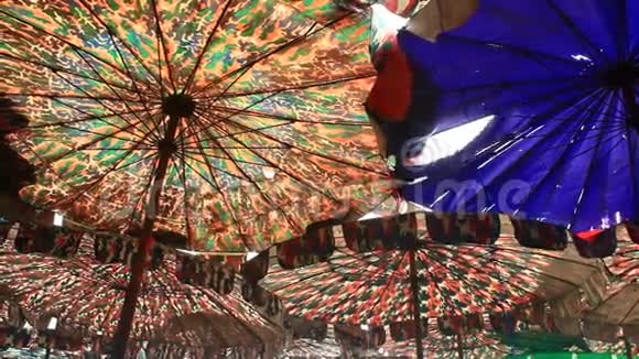 五颜六色的雨伞视频的预览图