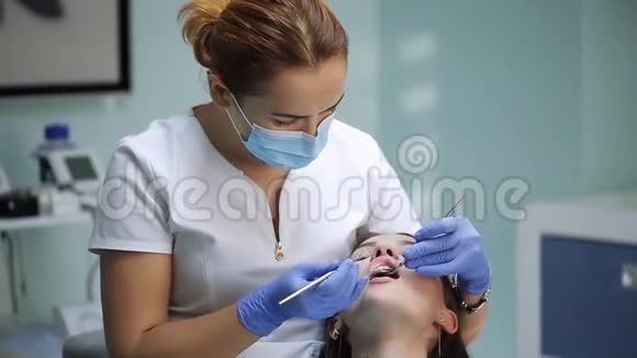 牙科检查牙医检查一个女人是否有蛀牙视频的预览图