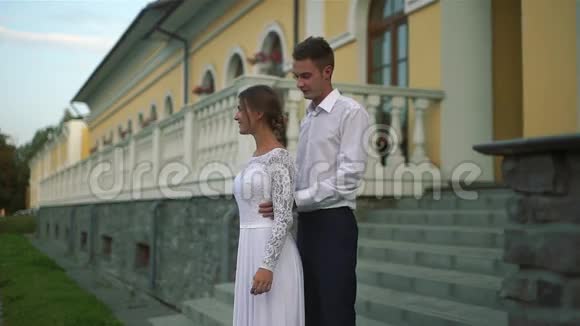 一对相爱的夫妇在他们的婚礼上散步视频的预览图