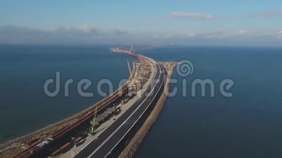 建造克里米亚桥从克尔奇海峡建筑工地顶部的德罗尼俯瞰视频的预览图