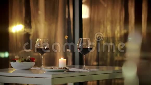 两杯酒站在餐厅的桌子上两人浪漫晚餐视频的预览图