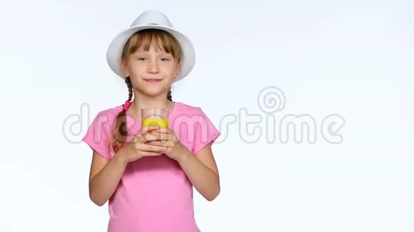 小女孩喝橙汁视频的预览图