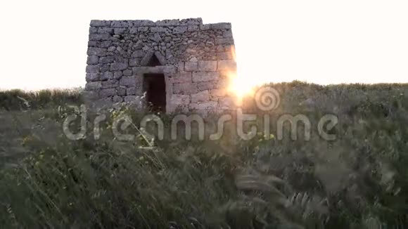 意大利南部日落时阳光普照的乡村老房子萨伦托视频的预览图
