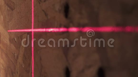 建筑激光水平和墙表面标记红线视频的预览图