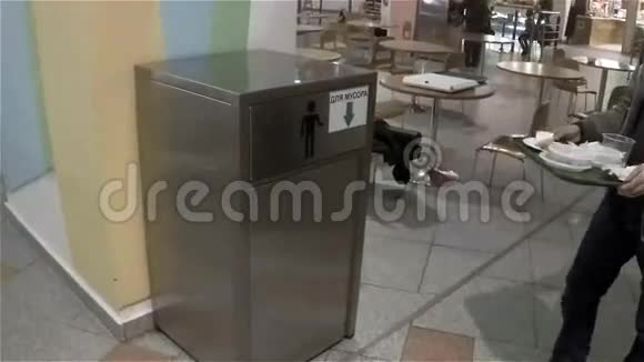 男人把食物扔进垃圾桶视频的预览图