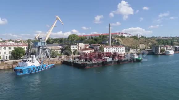 建造克里米亚桥从克尔奇海峡建筑工地顶部的德罗尼俯瞰视频的预览图
