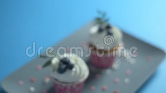 长方形盘子上的两个纸杯蛋糕视频的预览图