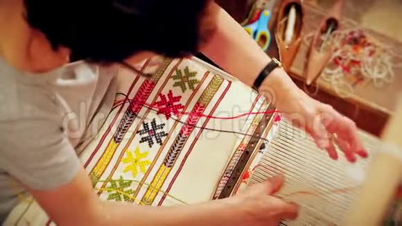 妇女织工制作地毯纹理与装饰品创意车间视频的预览图