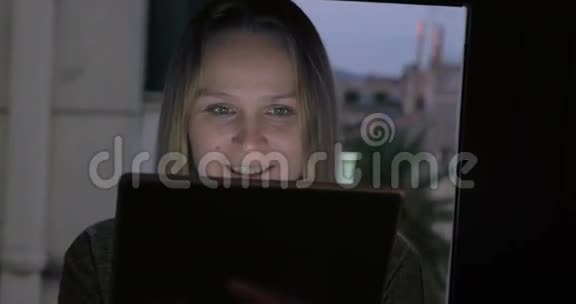 在靠窗的垫子上视频聊天的女人视频的预览图