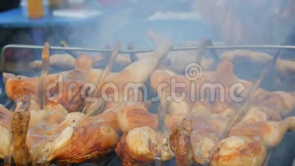全鸡胴体烤架串在木棒上烤在烤架上泰国街头食品视频的预览图
