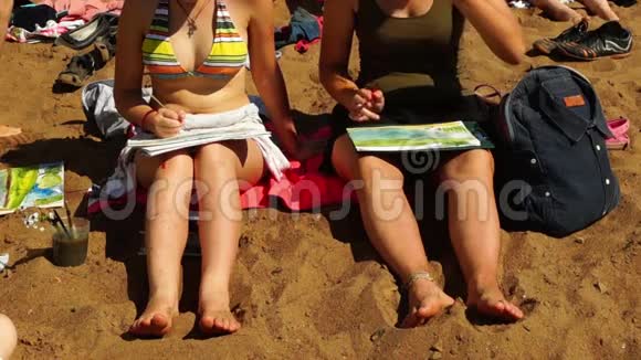 赤脚女孩在海滩上画画视频的预览图