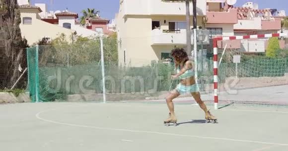 穿着溜冰鞋伸展运动的年轻女子视频的预览图