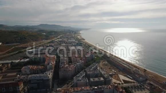 西班牙巴塞罗那有海滩大海建筑物的地标的鸟瞰图视频的预览图