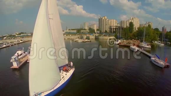 帆船离开码头的飞机暑假积极休息视频的预览图