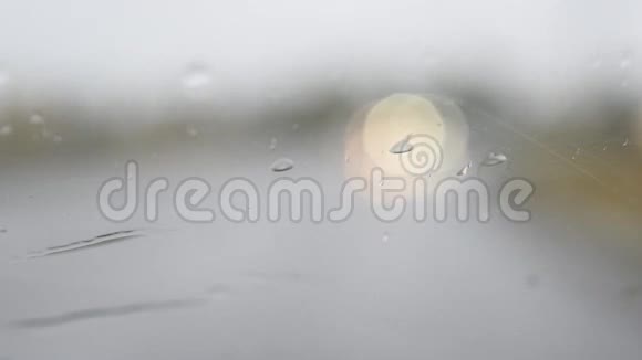 在雨中开车挡风玻璃上的水滴视频的预览图