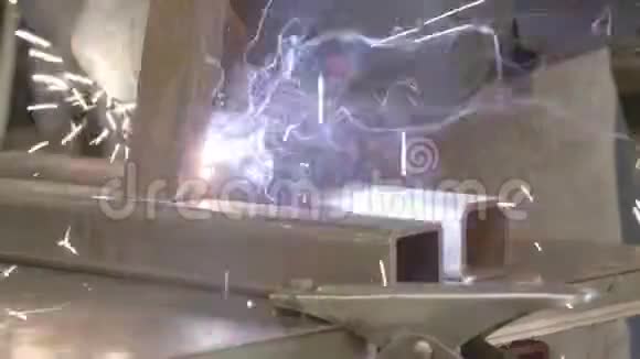 钢筋工焊接的特写视频的预览图