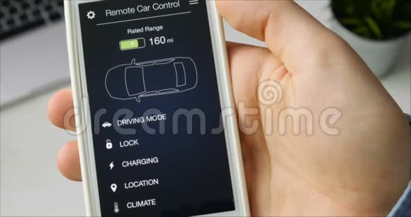 人类使用智能手机应用程序虚拟接口将他的汽车驾驶模式更改为运动模式视频的预览图