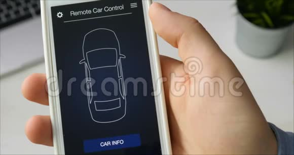 男人检查他的移动设备上的汽车信息状况良好智能手机应用程序的汽车遥控视频的预览图