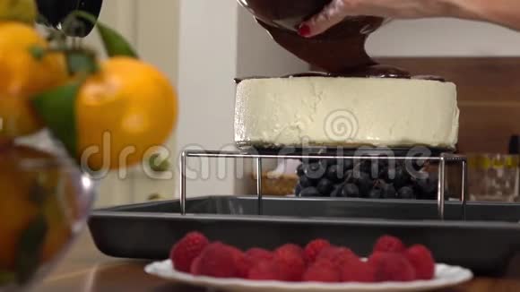 把融化的巧克力倒入芝士蛋糕上慢镜头视频的预览图