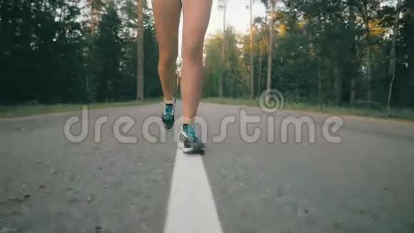 慢动作把一个面目全非的女人关在路上穿过树林视频的预览图