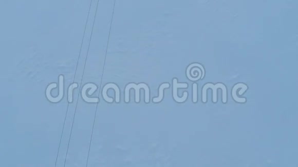 冬季电线和小电源线塔架的空中视频顶部视图视频的预览图