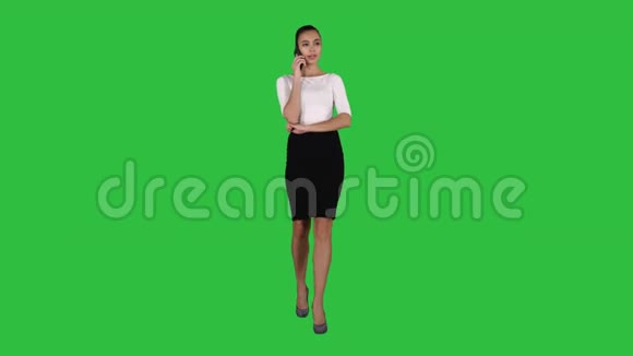 商务女性与电话和行走在绿色屏幕铬钥匙视频的预览图