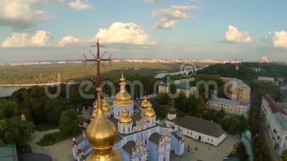大教堂的金色圆顶美丽的城市景观从上面俯瞰视频的预览图